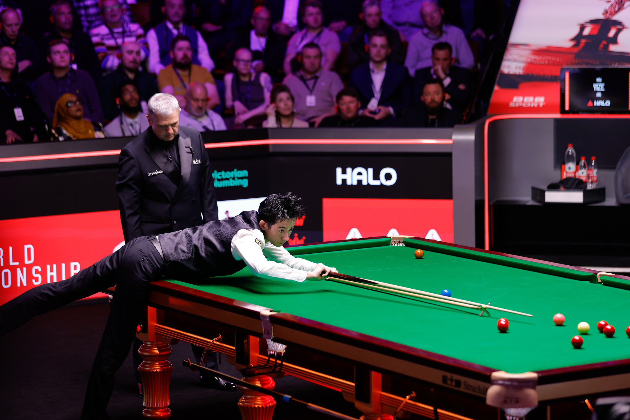 Le Chinois Wu Yize réussit un tir lors de la finale du Championnat du monde de snooker contre l'Anglais Shaun Murphy au Crucible Theatre de Sheffield, en Angleterre, le 4 mai 2026. /VCG