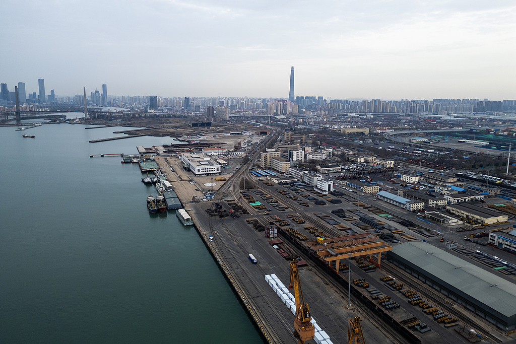 Une vue aérienne du port de Tianjin, en Chine, le 30 mars 2026. Une route maritime directe vers l'Afrique du Sud a été lancée depuis le port de Tianjin le 18 avril 2026. /VCG