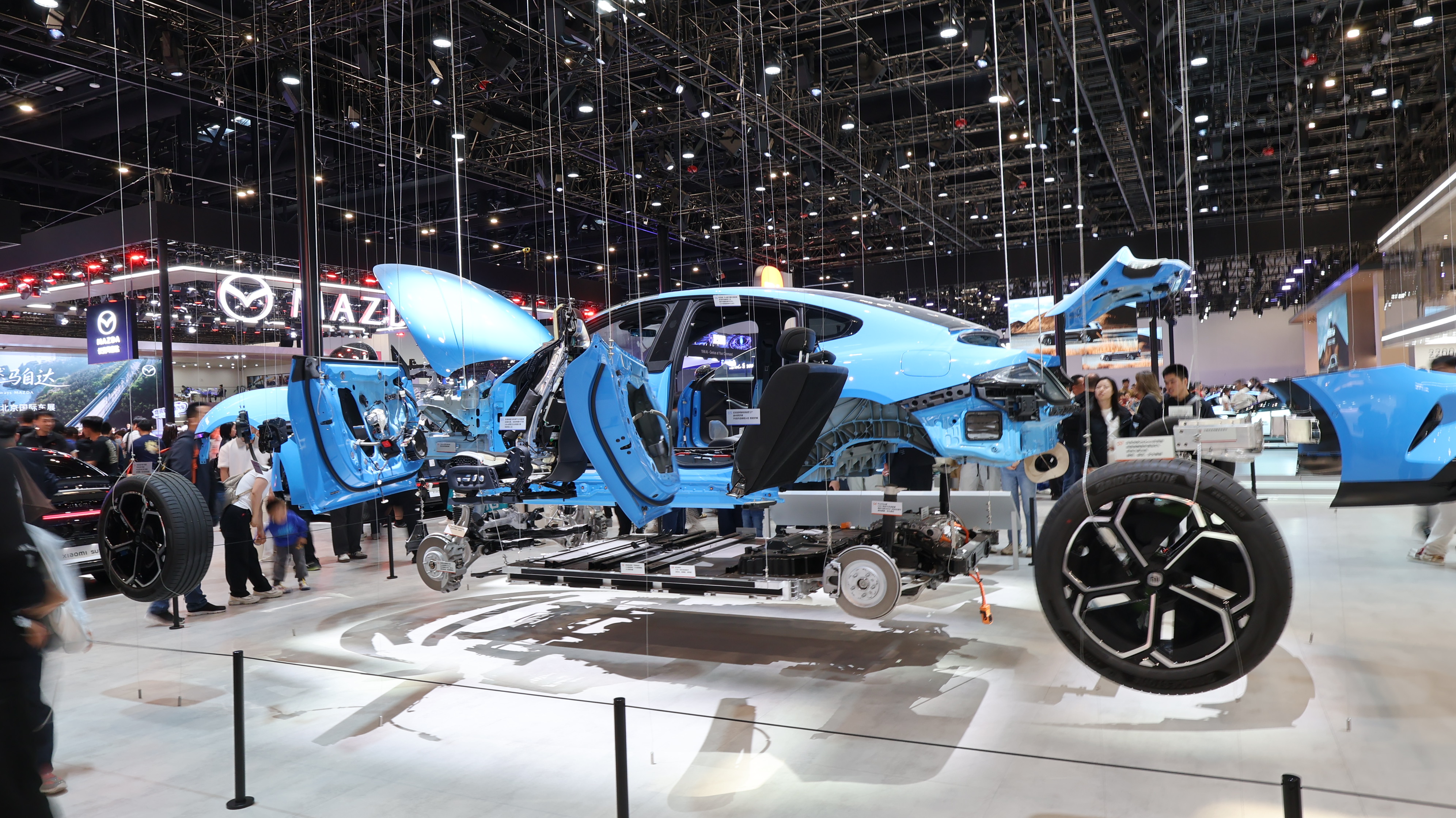 Une exposition d'un véhicule électrique démonté au Salon international de l'automobile de Pékin 2026, à Pékin, en Chine, le 4 mai 2026. /Ankit Prasad-CGTN