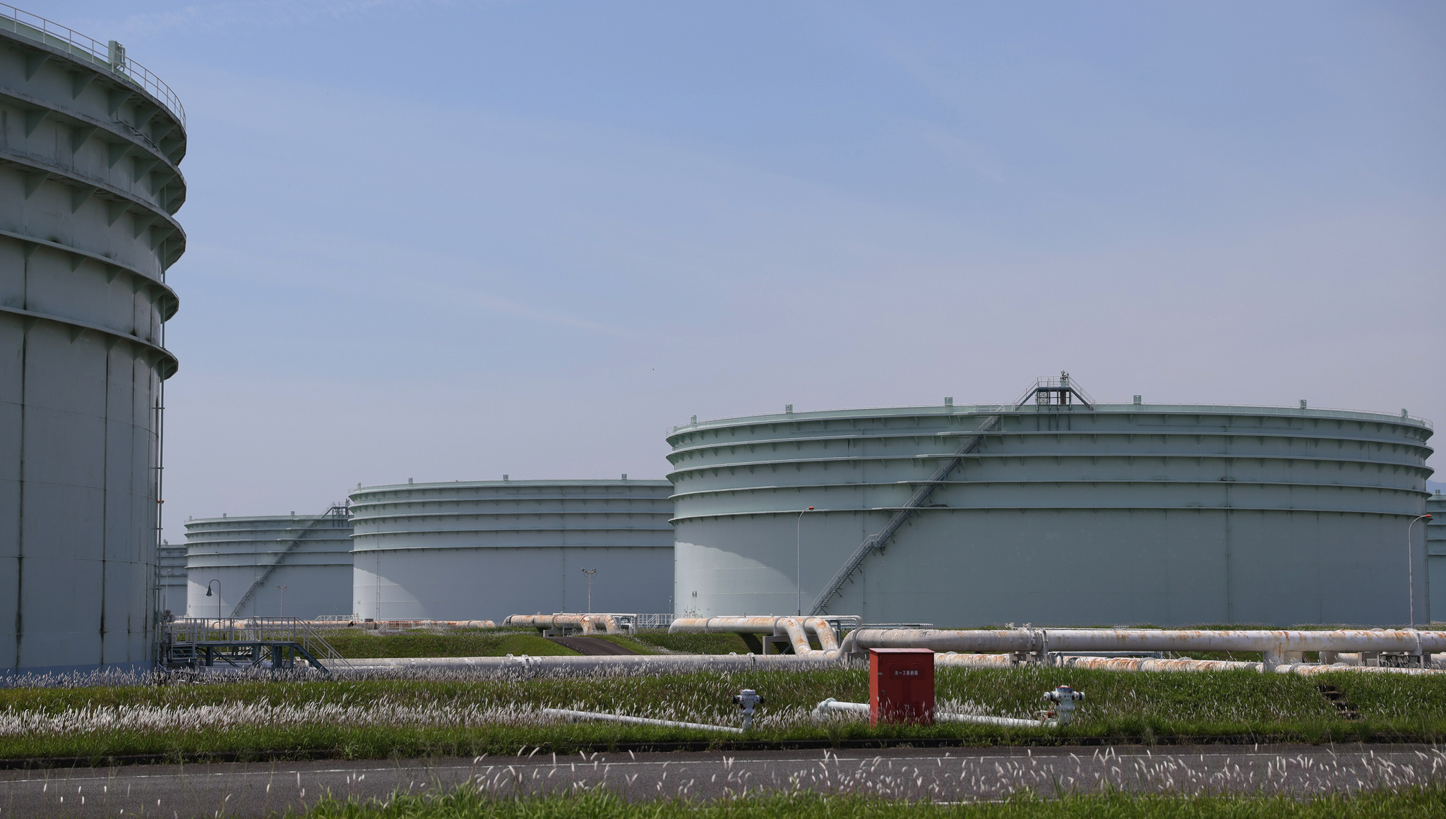 Les réservoirs de stockage s'alignent à la base de la réserve nationale de pétrole de Shibushi, dans la ville de Kimotsuki, préfecture de Kagoshima, au Japon, le 2 mai 2026. /VCG