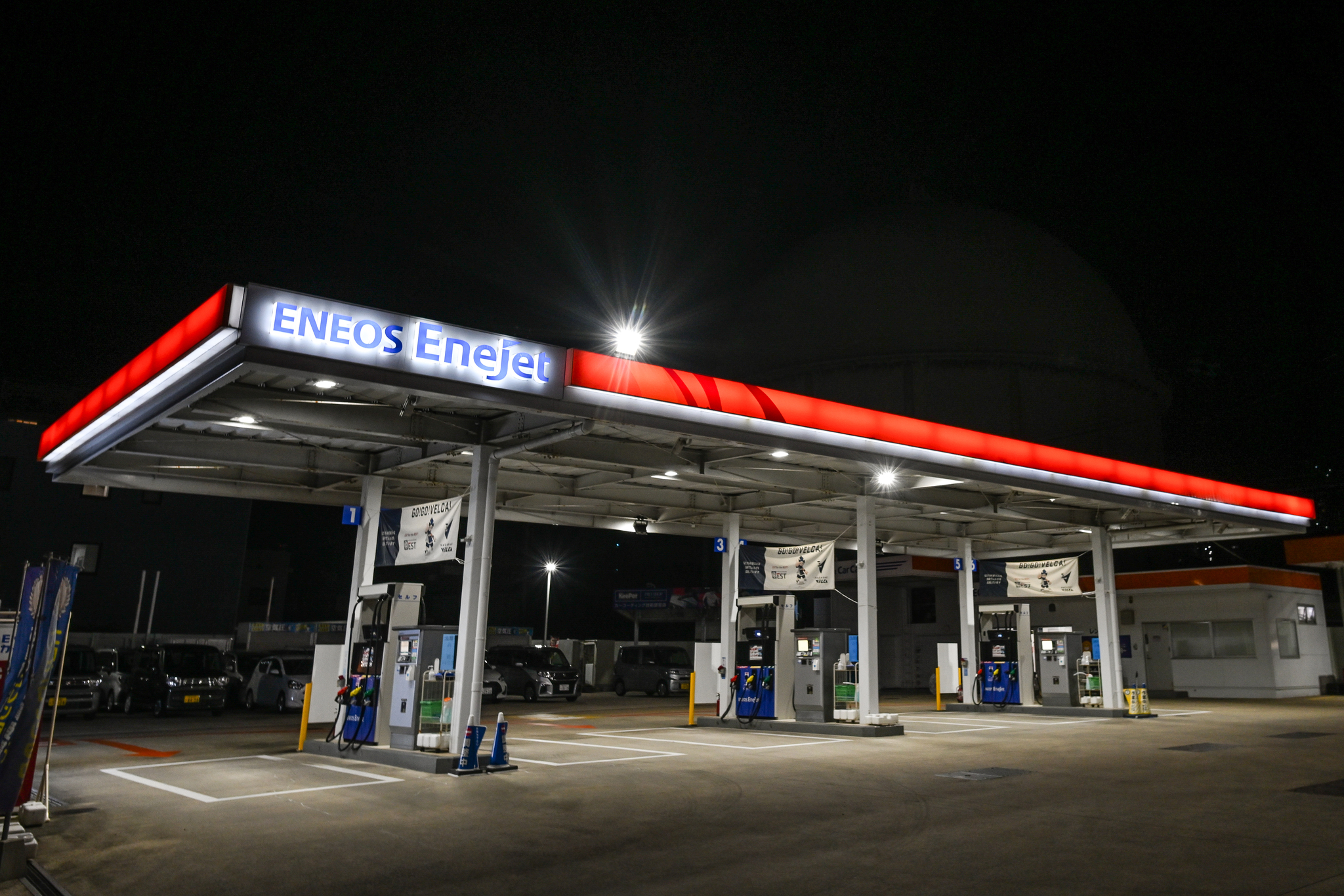 Une station-service en libre-service ENEOS EneJet indiquant les prix actuels du carburant en yens japonais par litre, vue à Nagasaki, Japon, le 21 avril 2026. /VCG