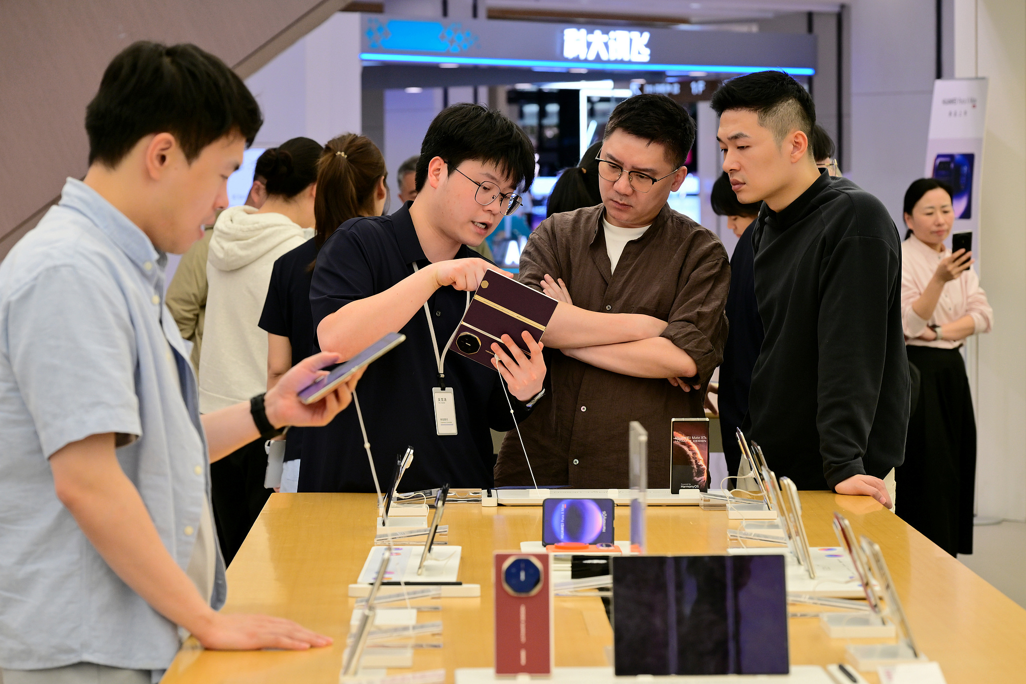 Des gens achètent des smartphones dans un magasin de téléphonie mobile à Jinhua, dans la province du Zhejiang (est de la Chine), le 4 mai 2026. /VCG