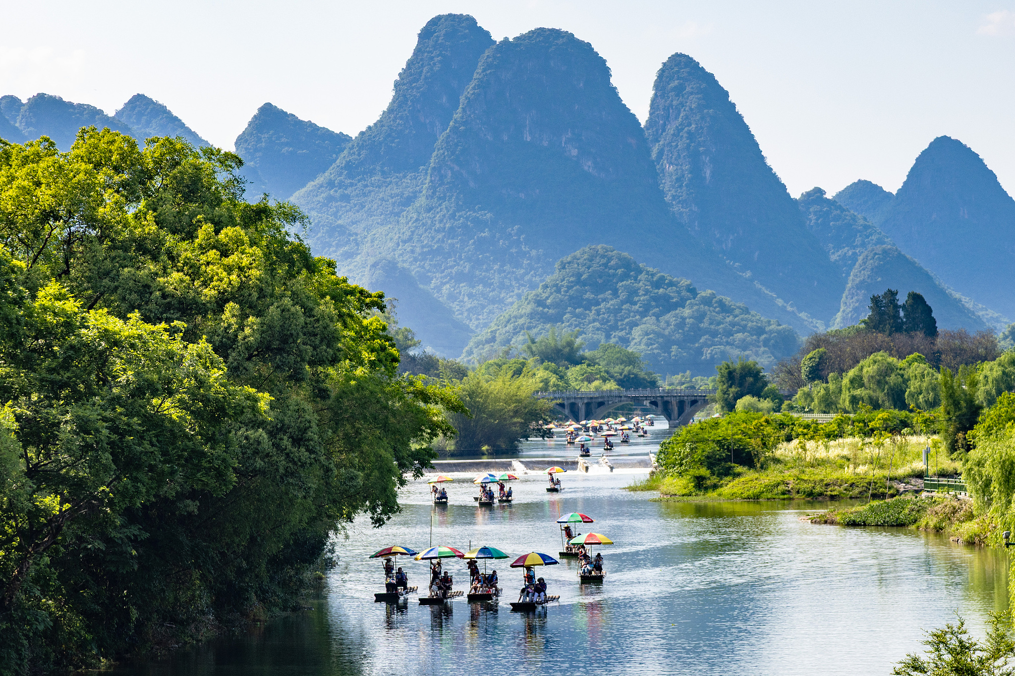 Des touristes font du rafting en bambou sur la région pittoresque de la rivière Yulong à Yangshuo, dans la région autonome Zhuang du Guangxi (sud de la Chine), le 5 mai 2026. /VCG