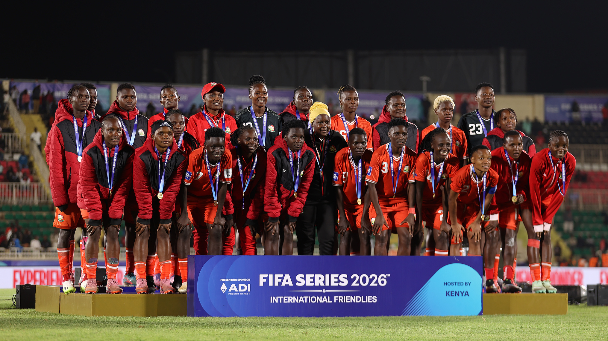 Les joueuses de l'équipe nationale kenyane posent pour une photo après avoir reçu leurs médailles de finaliste de la Série féminine de la FIFA au stade national Nyayo à Nairobi, au Kenya, le 15 avril 2026. /CFP