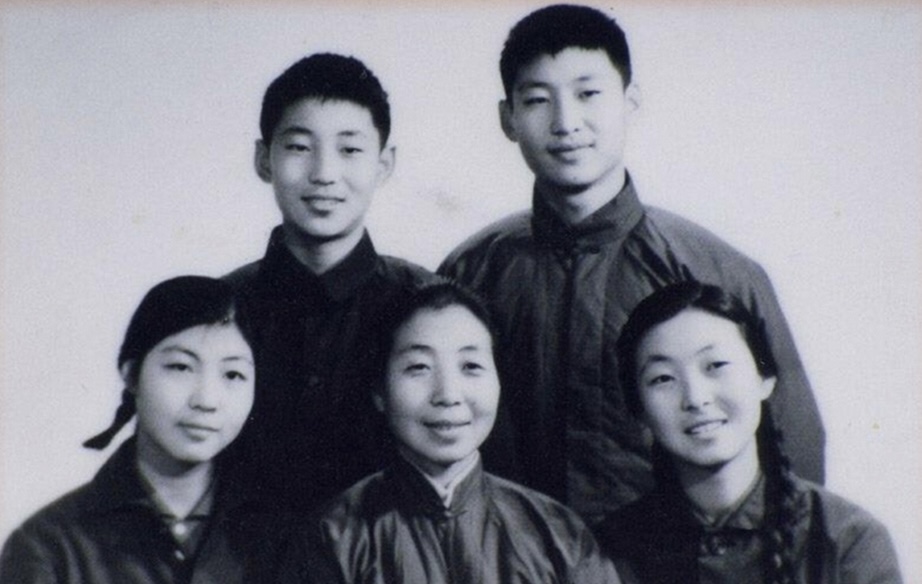 Xi Jinping avec sa mère et ses frères et sœurs. /CMG