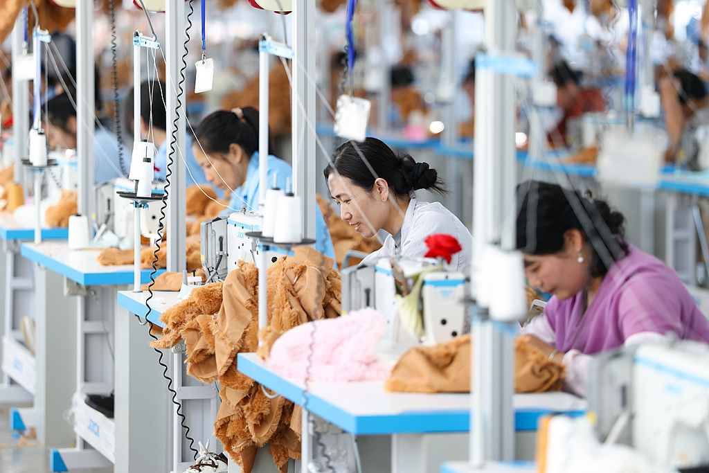Des ouvriers d'une entreprise de jouets de la ville de Shiqiao, district de Ganyu, ville de Lianyungang, province du Jiangsu, fabriquent des jouets en peluche destinés à l'exportation le 8 mai 2026. /VCG