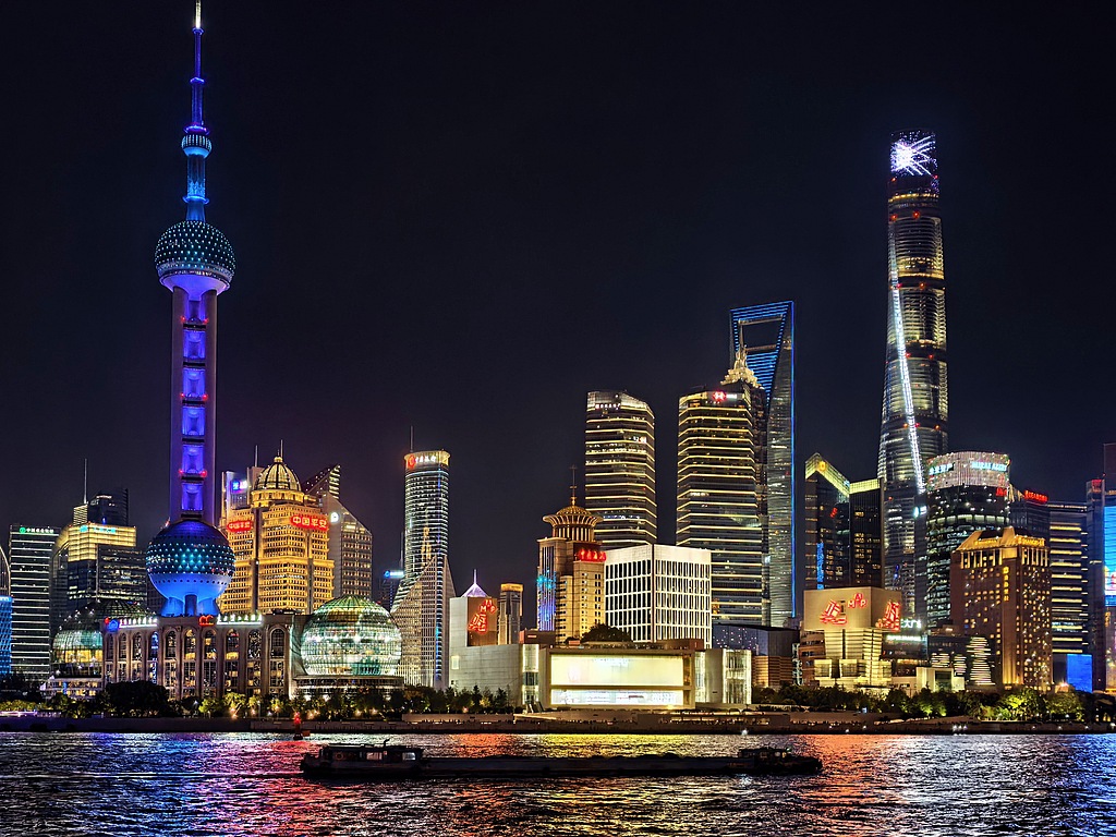 L'horizon de Lujiazui est brillamment éclairé, vu depuis le Bund de Shanghai le 25 avril 2026. /VCG