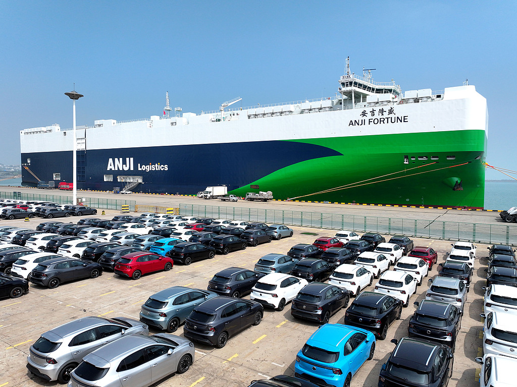 Un navire Ro-Ro est amarré au quai, chargeant des voitures d'exportation dans un port de la ville de Lianyungang, province du Jiangsu, le 10 avril 2026. /VCG