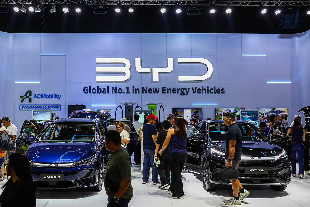 Des gens voient les modèles de véhicules électriques de la marque chinoise BYD, lors du Salon international de l'auto, à Pasay City, dans la région métropolitaine de Manille, aux Philippines, le 11 avril 2026. /VCG