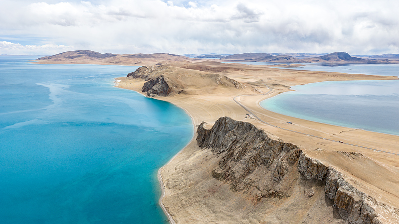 Une falaise le long de la route nationale 317, ville de Nagqu, région autonome de Xizang, le 5 avril 2026. /VCG
