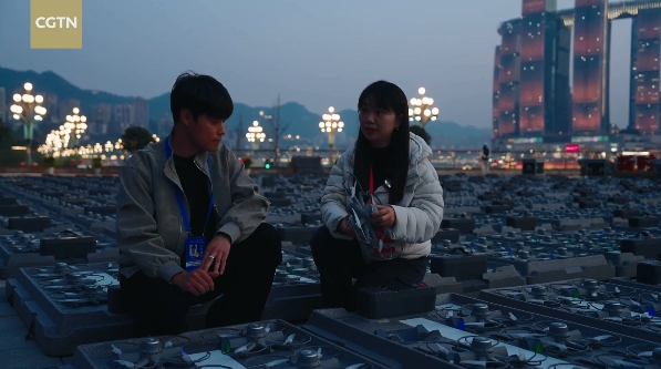 Les planificateurs de vols d'essaims de drones se préparent pour un spectacle de lumière de drones à Chongqing. /CGTN