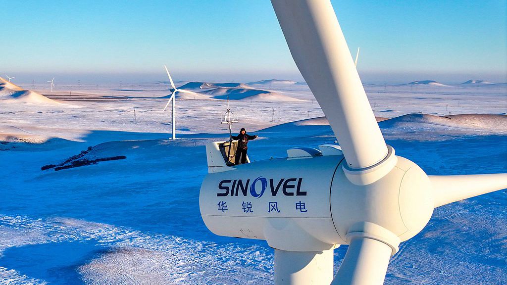Un ingénieur inspecte l'équipement d'une éolienne dans la région autonome de Mongolie intérieure, dans le nord de la Chine, le 17 janvier 2025. /VCG