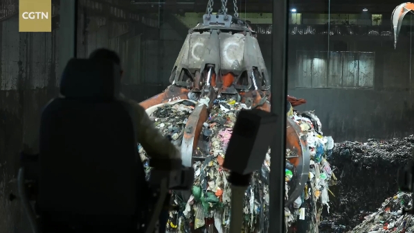 Le personnel du parc écologique Longgang Energy récupère des tonnes de déchets pour les incinérer à Shenzhen, dans la province du Guangdong. /CGTN