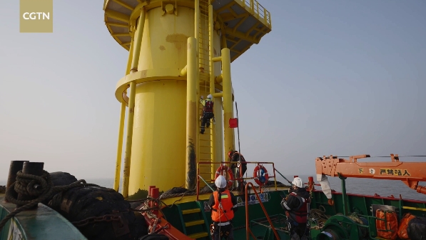 Le personnel effectue la maintenance des équipements dans un parc éolien offshore à Yancheng, dans la province du Jiangsu. /CGTN