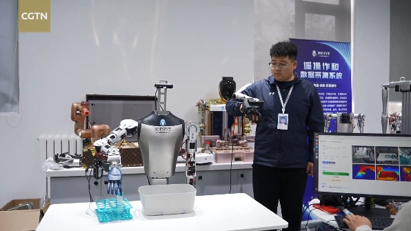 Un ingénieur entraîne manuellement un robot à Pékin. /CGTN