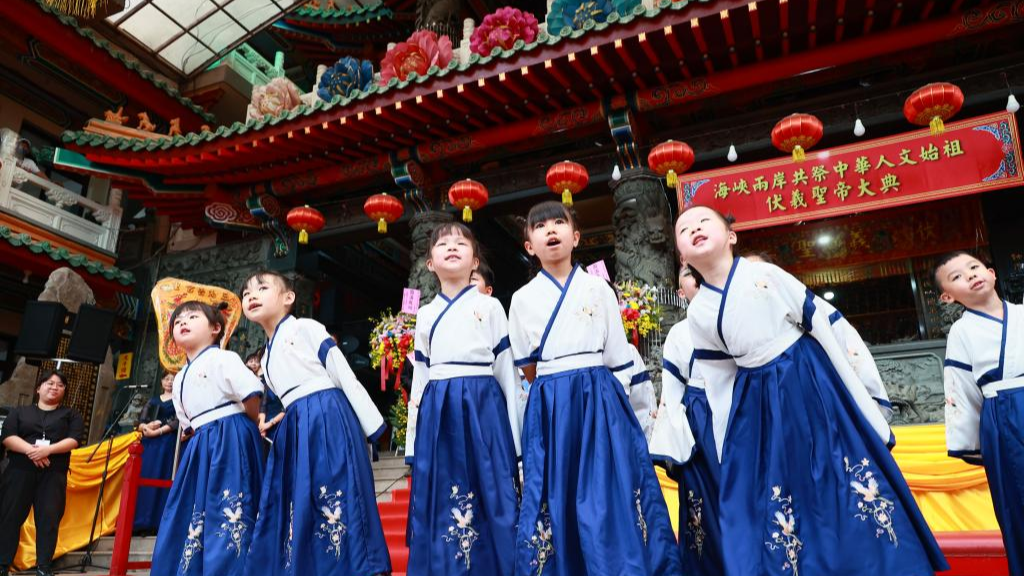 Des enfants se produisent lors d'une cérémonie vénérant Fuxi à Nouveau Taipei, à Taiwan (sud-est de la Chine), le 21 juin 2025. /Xinhua