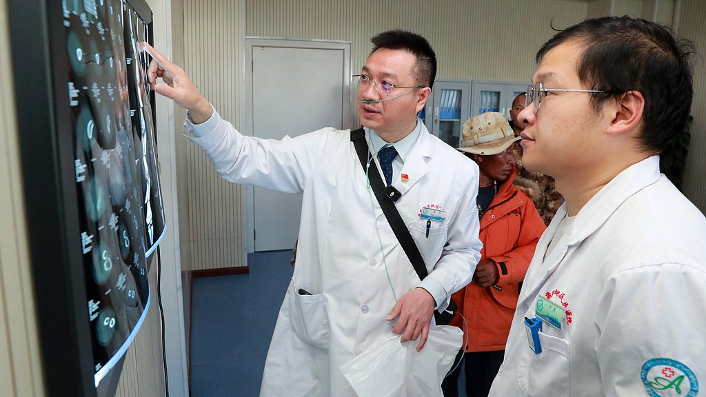 Le docteur Yang Jie (à gauche) travaille dans un hôpital local de la préfecture de Ngari, dans la région autonome de Xizang (sud-ouest de la Chine), le 24 octobre 2025. /VCG