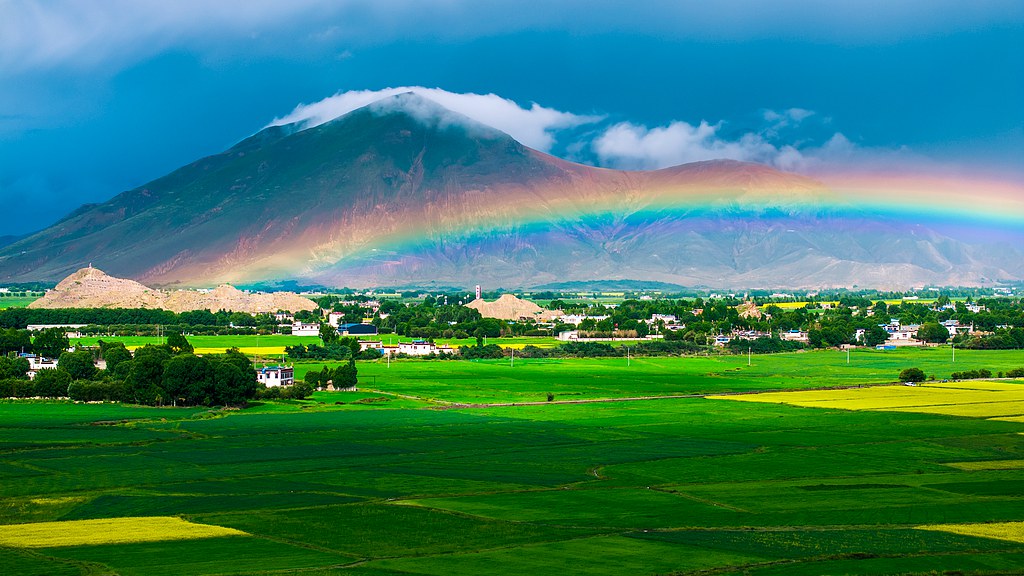 Un arc-en-ciel s'étend sur les champs d'orge des hautes terres du comté de Gyantse, ville de Xigaze, dans la région autonome de Xizang, dans le sud-ouest de la Chine, le 4 juillet 2025. /VCG