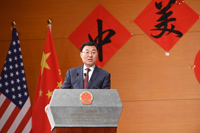 La « Célébration des 45 ans d'échanges éducatifs sino-américains et du Gala du Festival du Printemps de la jeunesse sino-américaine » s'est tenue à l'ambassade de Chine aux États-Unis. L'ambassadeur chinois aux États-Unis, Xie Feng, prononce un discours lors de l'événement, le 28 janvier 2024. /VCG