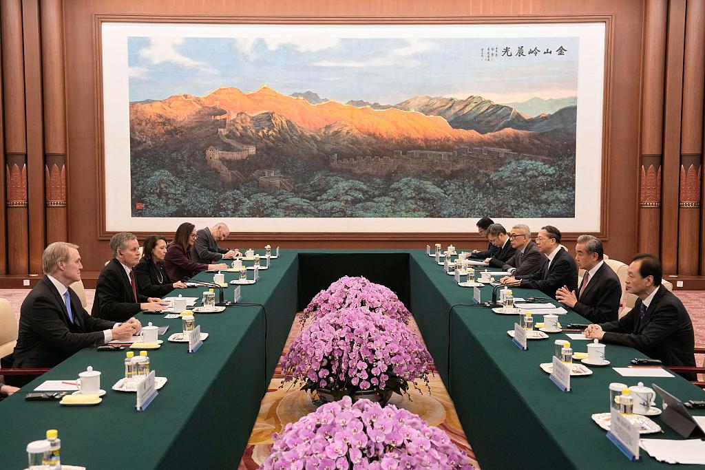 Le ministre chinois des Affaires étrangères Wang Yi, deuxième à droite, s'entretient avec le sénateur américain Steve Daines, deuxième à gauche, lors d'une réunion bilatérale avec une délégation du Congrès américain au Grand Palais du Peuple à Pékin, en Chine, le 7 mai 2026. /CFP