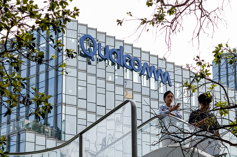 Qualcomm est une société américaine de technologie de semi-conducteurs et de télécommunications connue pour ses processeurs mobiles, ses technologies sans fil et le développement de puces liées à l'intelligence artificielle, Shenzhen, province du Guangdong, Chine, 12 mai 2026. /VCG