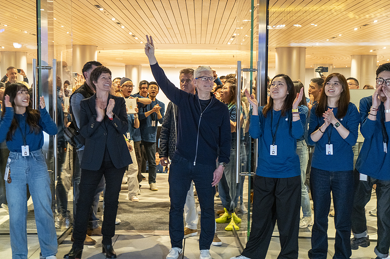 Tim Cook, président exécutif d'Apple, centre, lors de l'ouverture du nouveau magasin Apple Inc. Jingan à Shanghai, Chine, le 21 mars 2024. /VCG