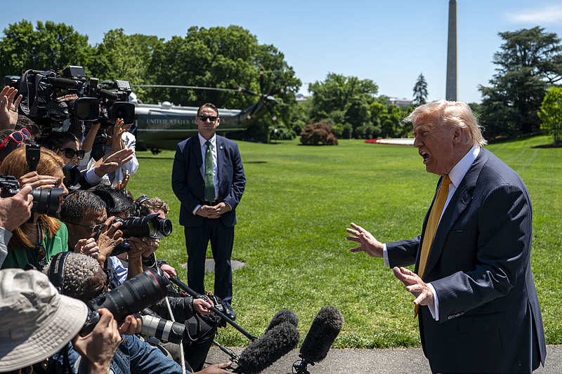Le président américain Donald Trump s'adresse aux médias avant de quitter la pelouse sud de la Maison Blanche, Washington DC, États-Unis, le 12 mai 2026. /VCG