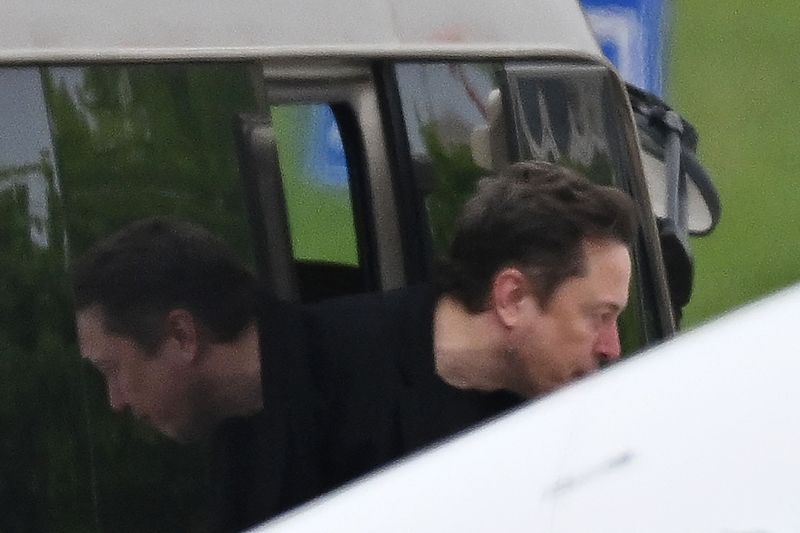 Le PDG de Tesla, Elon Musk, descend d'un minibus avant de monter à bord de son avion privé à l'aéroport de Pékin le 29 avril 2024. /VCG
