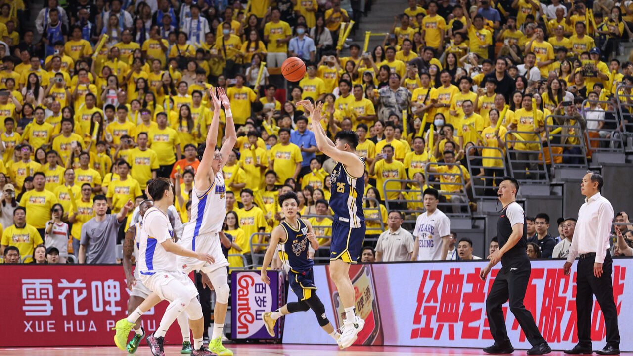 Zhang Haojia (#25) des Tigres du Sud du Guangdong tire lors du deuxième match des quarts de finale des séries éliminatoires de l'ABC contre les Ducks de Pékin à Dongguan, dans la province du Guangdong (sud de la Chine), le 9 mai 2026. /Tigres du Sud du Guangdong
