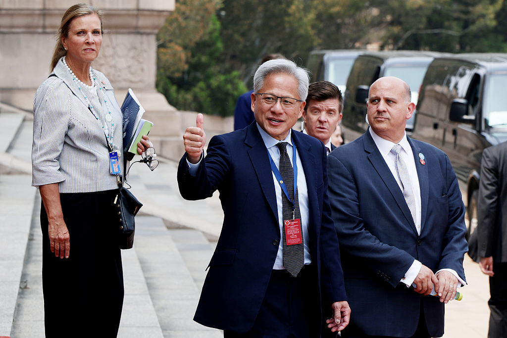 Le PDG de Nvidia, Jensen Huang (au centre), fait un geste alors qu'il se prépare à partir après une cérémonie de bienvenue au Grand Palais du Peuple à Pékin, en Chine, le 14 mai 2026. /VCG