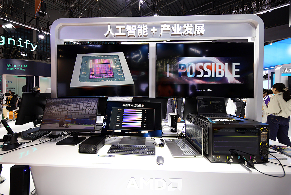 AMD présente ses puces semi-conductrices à la 8e China International Import Expo à Shanghai, en Chine, le 6 novembre 2025. /VCG