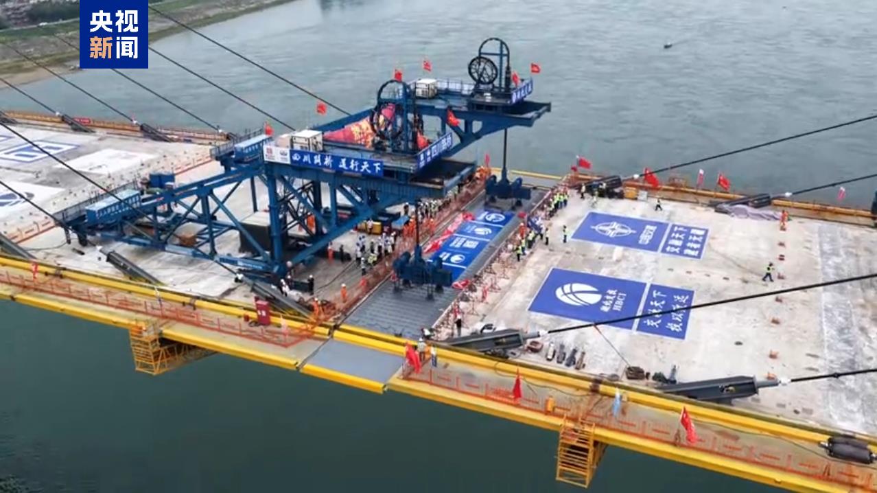 Le pont du fleuve Zhijiang Yangtze, un projet clé sur l'autoroute Dangyang-Zhijiang-Songzi, achève sa fermeture principale, dans la province du Hubei (centre de la Chine), le 15 mai 2026. /CMG