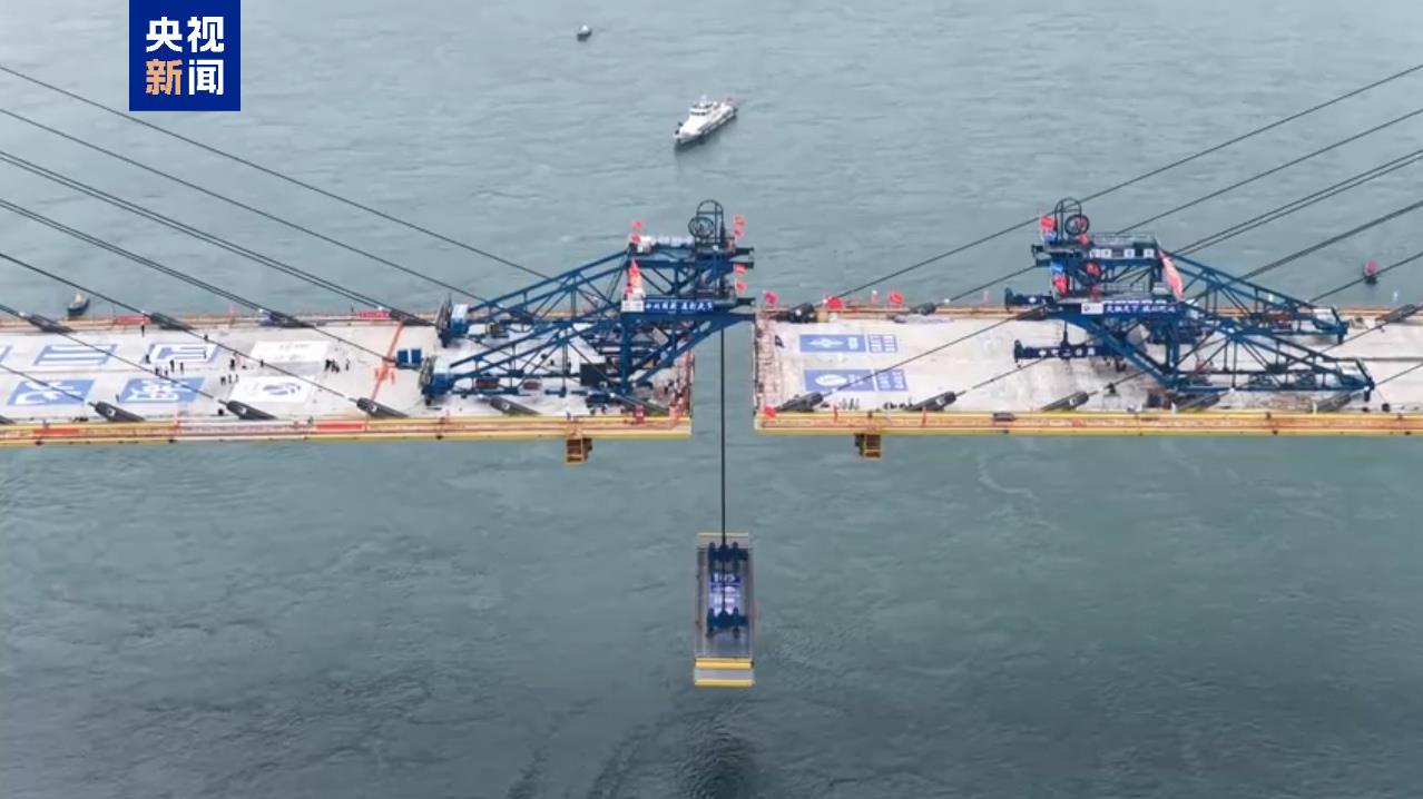 Le pont du fleuve Zhijiang Yangtze, un projet clé sur l'autoroute Dangyang-Zhijiang-Songzi, achève sa fermeture principale, dans la province du Hubei (centre de la Chine), le 15 mai 2026. /CMG
