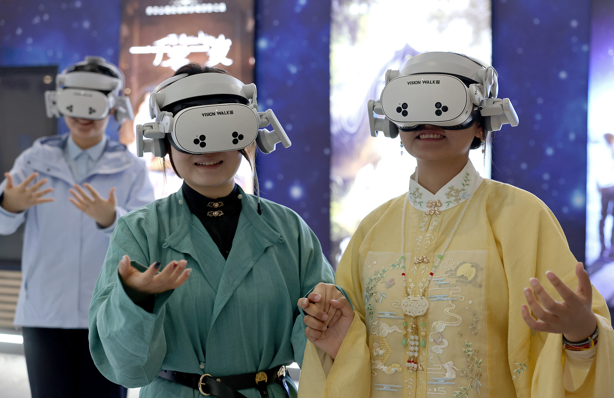 Les visiteurs découvrent une scène archéologique virtuelle à l’aide de casques VR dans un musée de Zaozhuang, province du Shandong, le 2 mai 2026. /VCG
