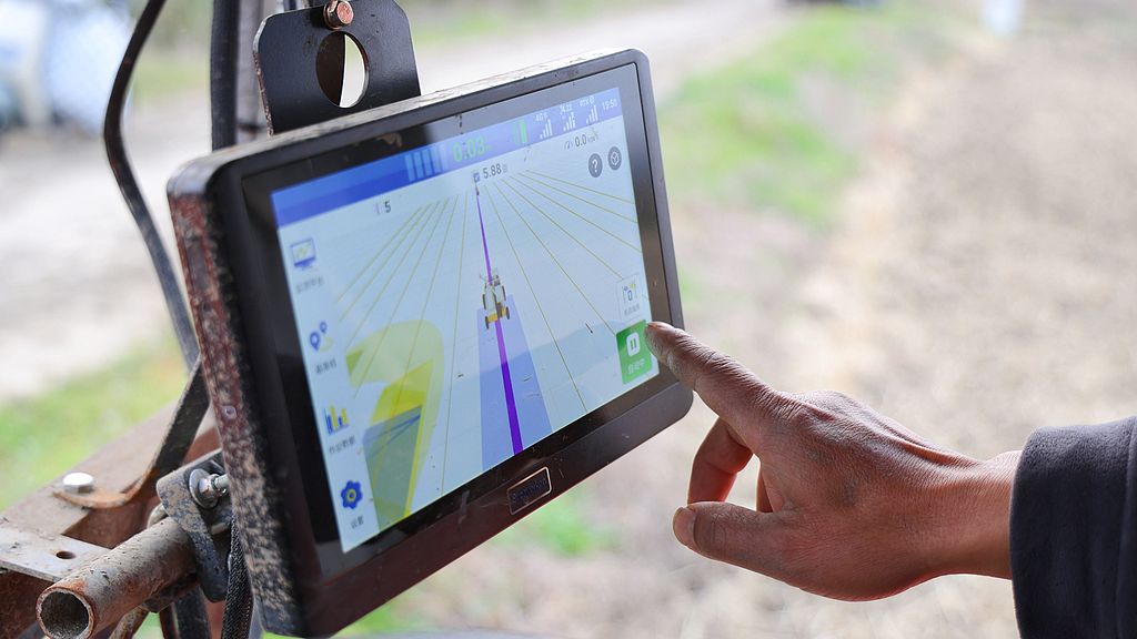 Un agriculteur utilise une machine agricole équipée du système de navigation BeiDou pour labourer des champs de blé, ville de Lianyungang, province du Jiangsu, Chine, le 14 novembre 2025. /VCG