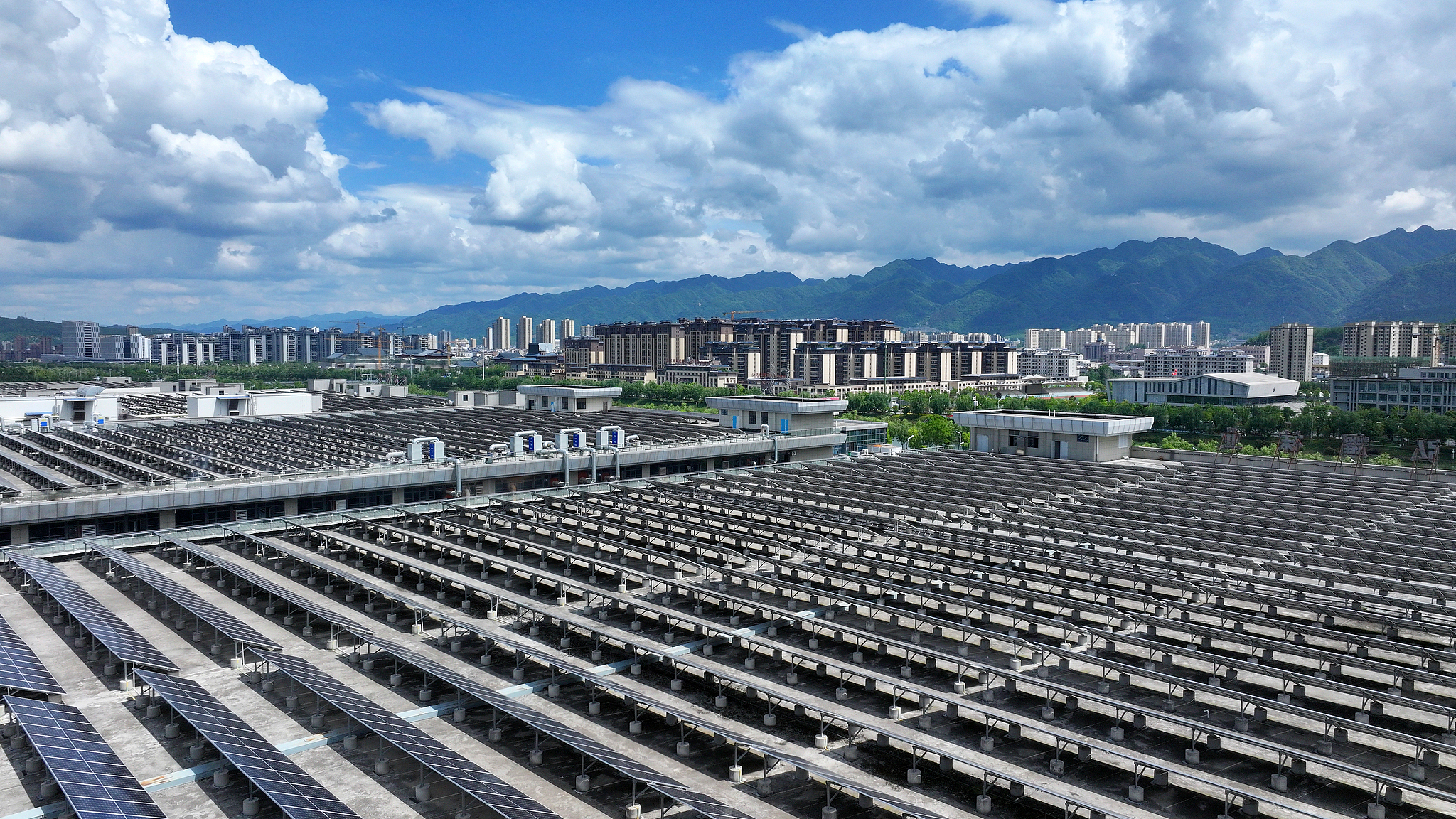 Les projets de production d'énergie photovoltaïque sur les toits aident les entreprises à réduire leurs coûts et à accroître leur efficacité dans le comté de Fangxian, province du Hubei, en Chine, le 14 mai 2026. /VCG