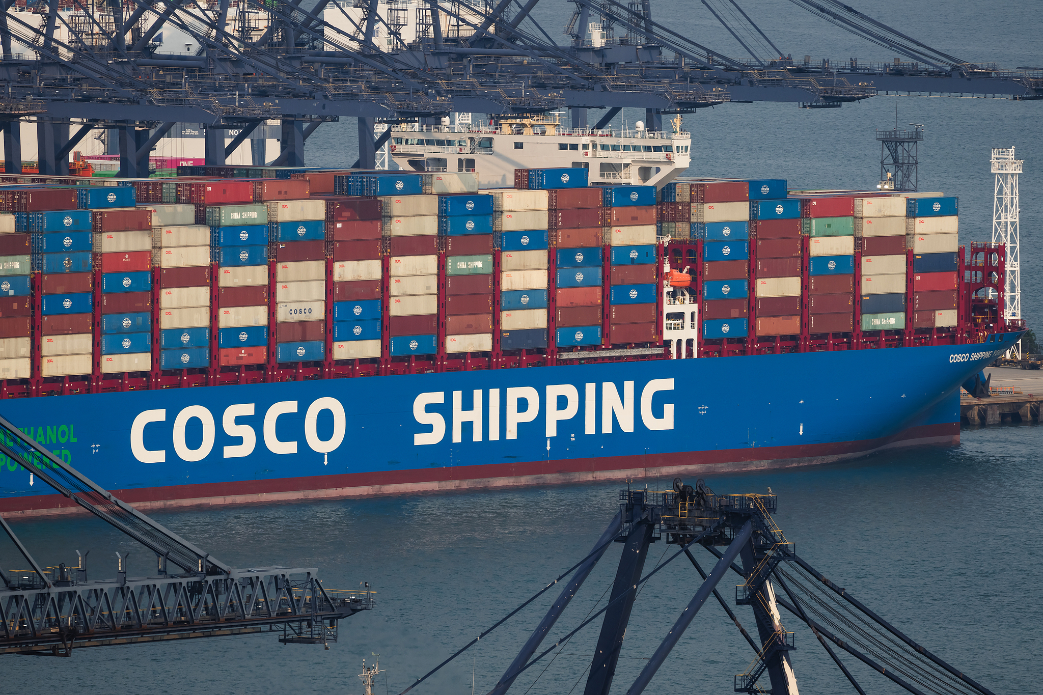 Un porte-conteneurs COSCO Shipping chargé de conteneurs de fret est vu amarré sous des portiques aux terminaux à conteneurs internationaux de Yantian à Shenzhen, province du Guangdong, Chine, le 15 avril 2026. /VCG