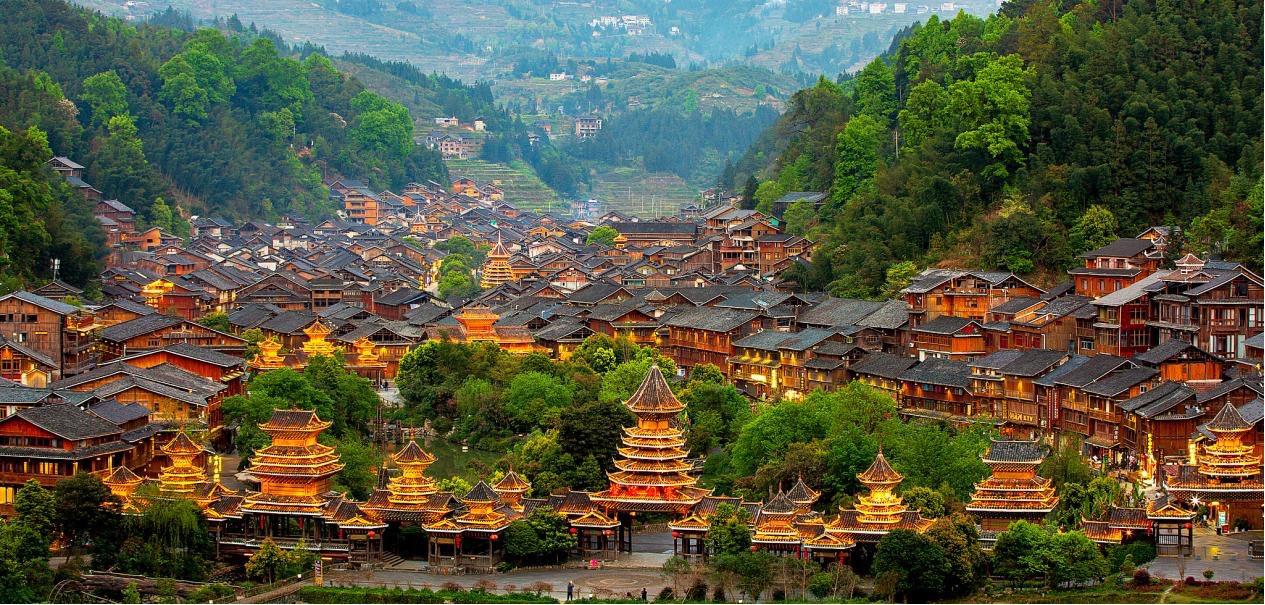 La nuit tombe sur le village de Zhaoxing Dong où les tours des tambours sont éclairées comme des pagodes dorées. /VCG