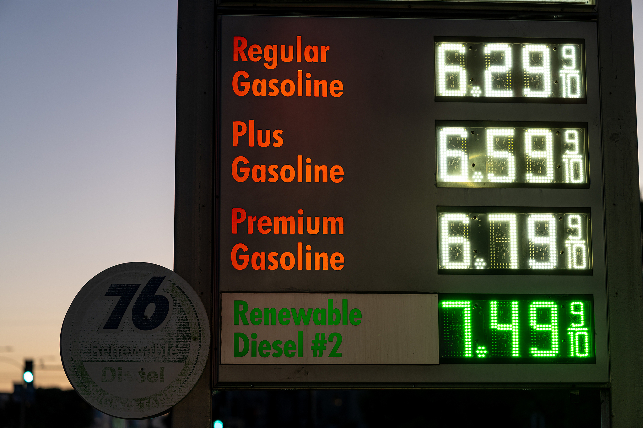 Un panneau affiche les prix de l'essence sans plomb et du carburant diesel dans une station-service 76 à San Francisco, Californie, États-Unis, le 13 mai 2026. /VCG
