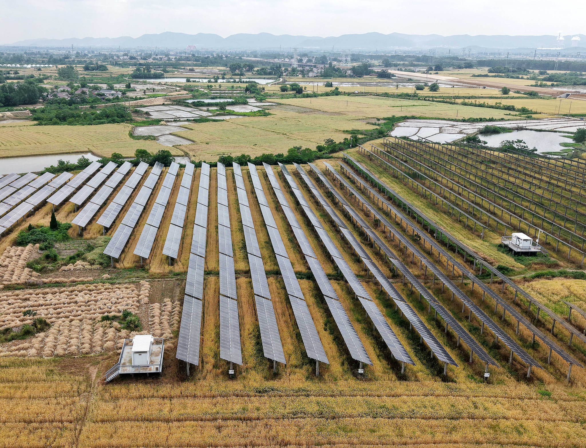 Des rangées de panneaux photovoltaïques convertissent l'énergie solaire propre en électricité verte dans le village de Taiping, Chaohu, province d'Anhui, Chine, le 15 mai 2026. /VCG