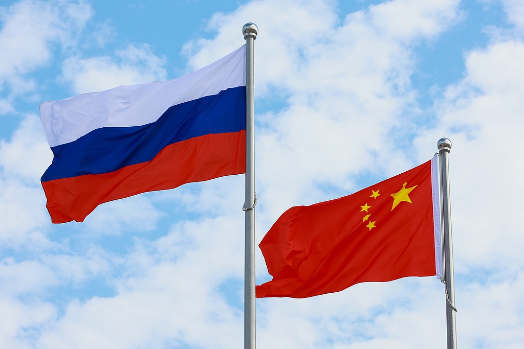 Drapeaux nationaux de la Chine et de la Russie, 31 août 2025. /CFP