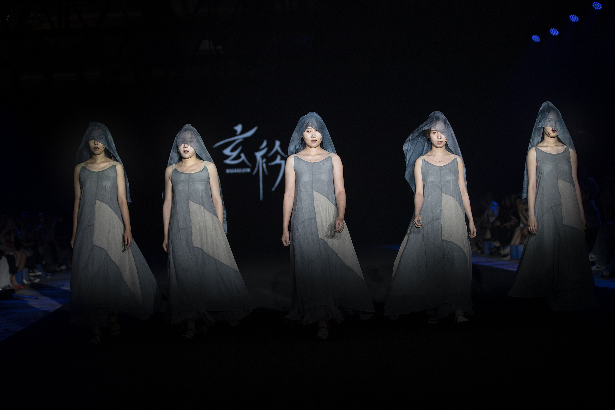 Une photo d'archive montre des mannequins affichant des costumes de la marque de créateurs chinoise Xuanjin. /VCG