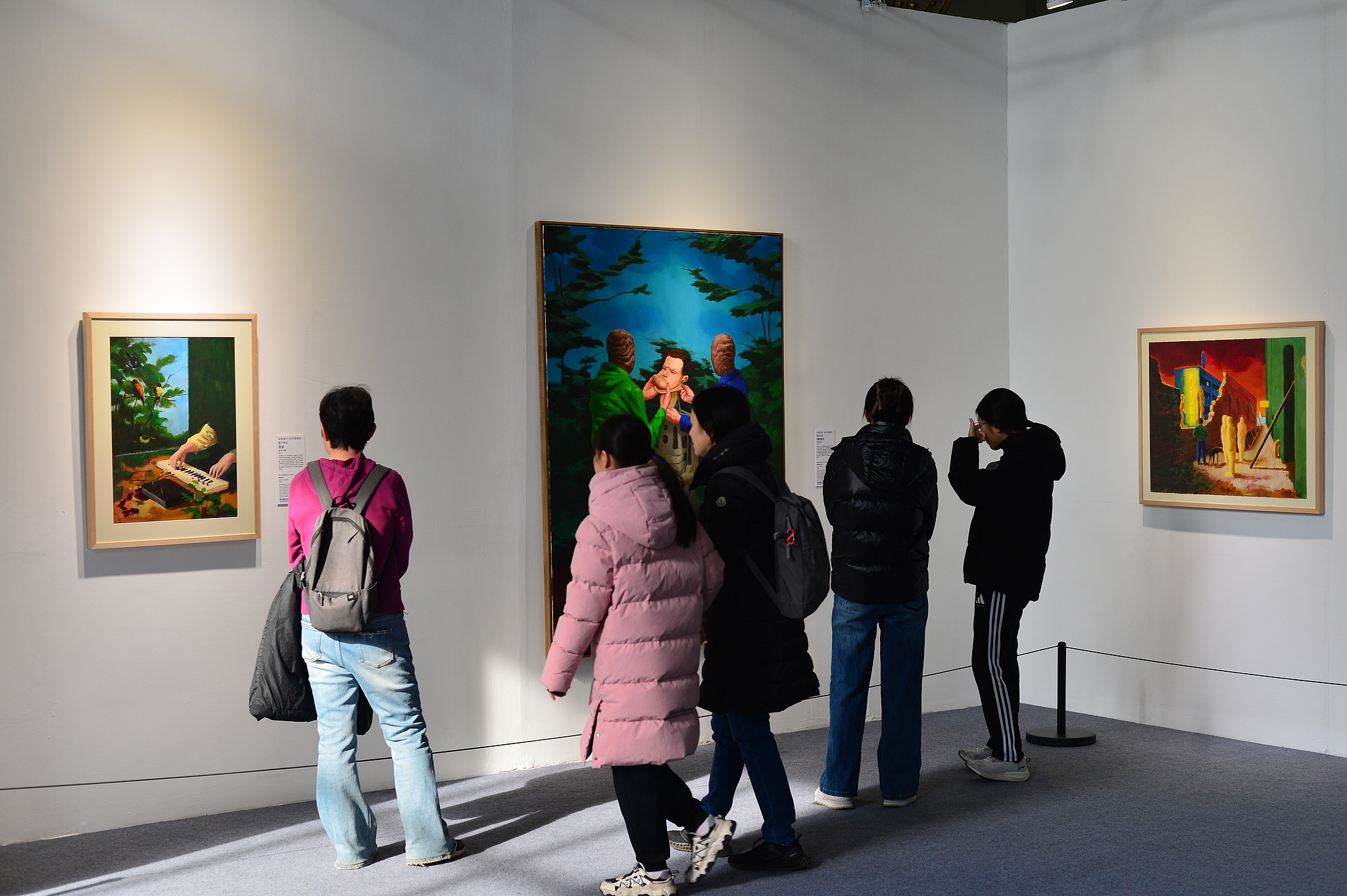 Une photo prise en janvier 2026 montre des visiteurs profitant d’une exposition d’art contemporain serbe à Pékin. /VCG