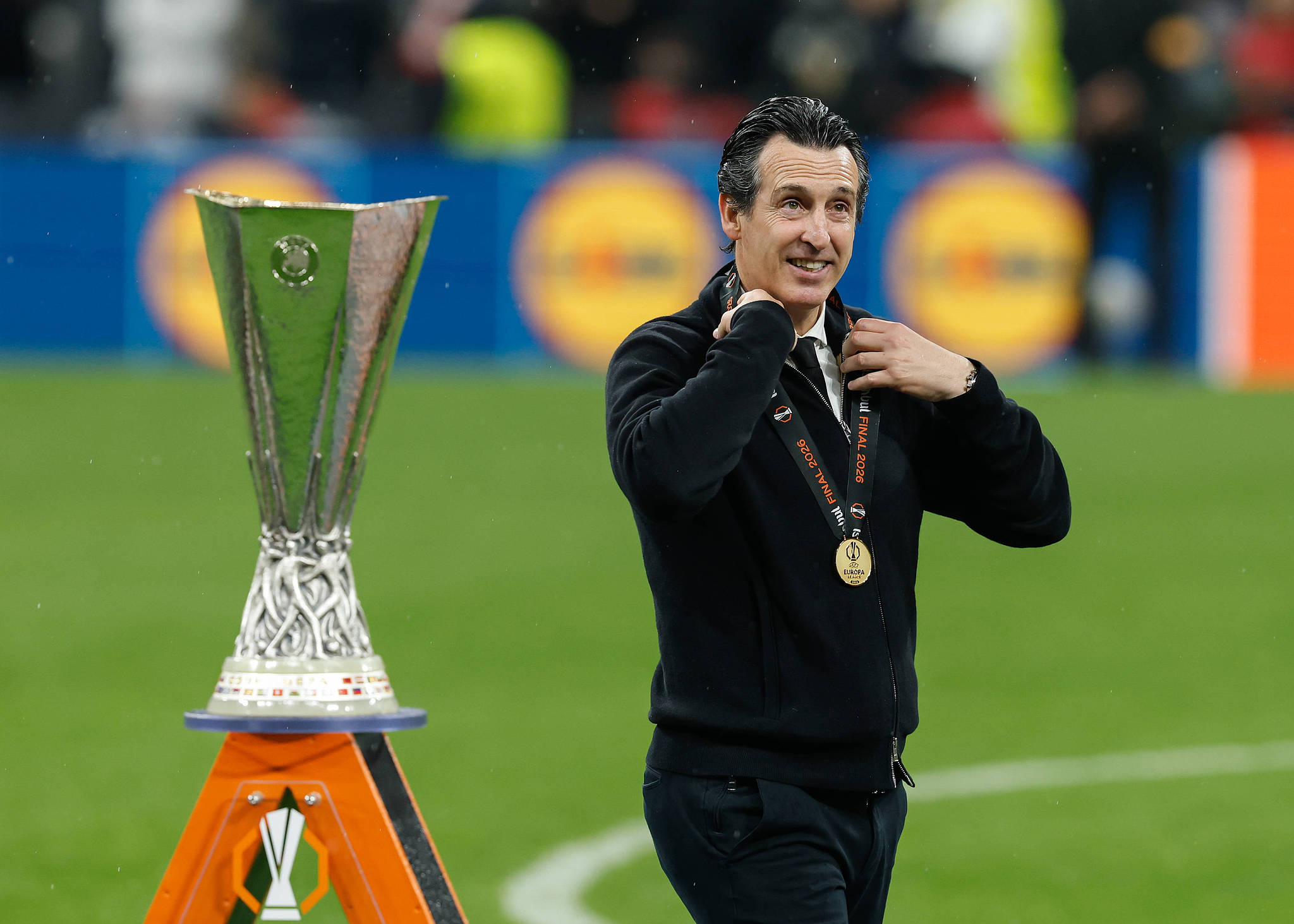 Unai Emery, manager d'Aston Villa, passe devant le trophée de l'UEFA Europa League après leur victoire 3-0 contre Fribourg au Besiktas Park d'Istanbul, Turquie, le 20 mai 2026. /VCG