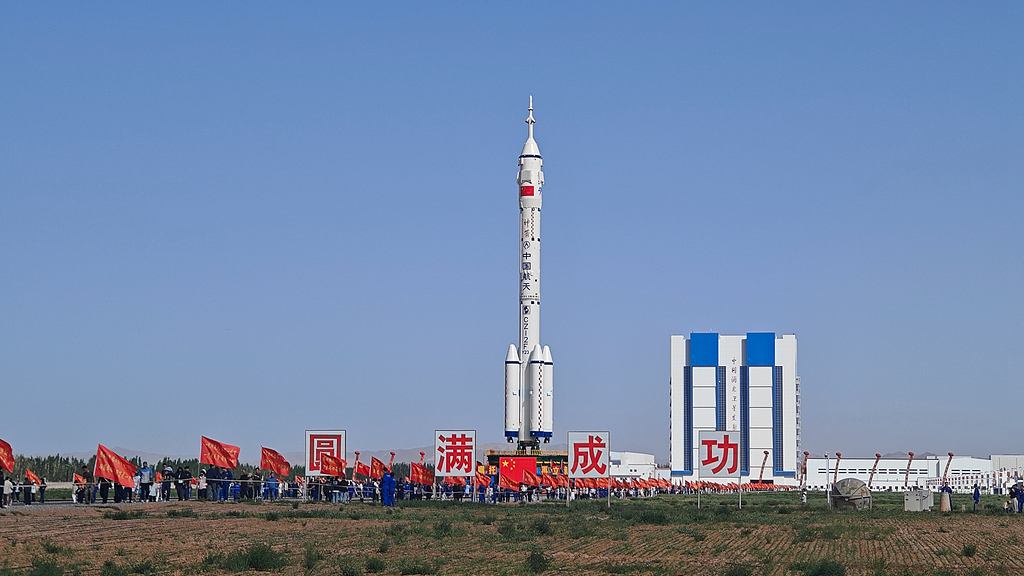 La combinaison du vaisseau spatial avec équipage Shenzhou-23 et de la fusée porteuse Longue Marche-2F Y23 transférée à la rampe de lancement du centre de lancement de satellites de Jiuquan, dans le nord-ouest de la Chine, le 16 mai 2026. /VCG