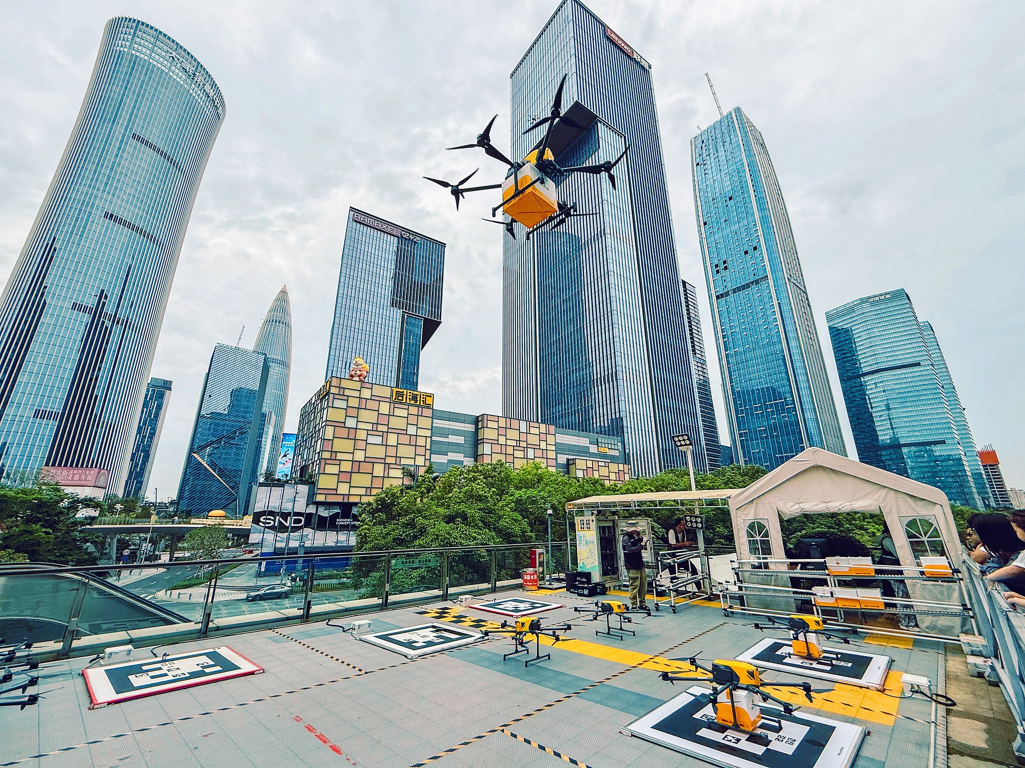 Des drones de livraison de nourriture sont aperçus sur un site de décollage dans la ville de Shenzhen, dans la province du Guangdong (sud de la Chine), le 4 mai 2026. /VCG