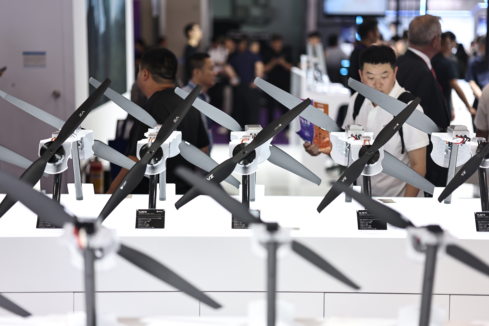 Les visiteurs du 10e Congrès mondial des drones vérifient les produits dans la ville de Shenzhen, province du Guangdong (sud de la Chine), le 22 mai 2026. /VCG