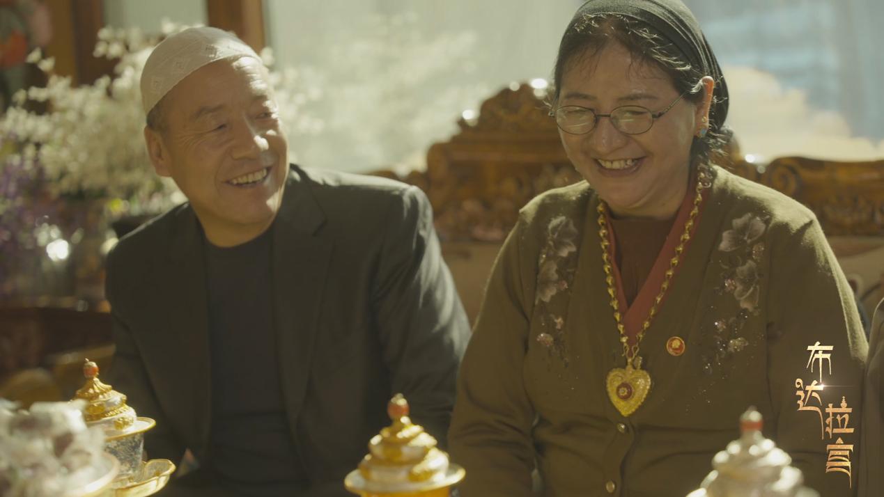 Le marchand Hui Ma Gadong discute avec sa femme chez lui dans la communauté de Jiangluokangsa à Xigaze, dans la région autonome de Xizang, dans le sud-ouest de la Chine. /CGTN