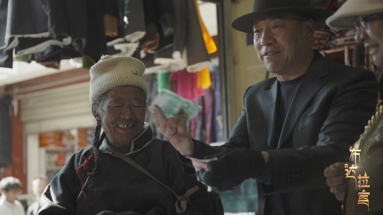 Ma Gadong dirige un commerce de gros de vêtements ethniques dans sa communauté de Xigaze, dans la région autonome de Xizang, dans le sud-ouest de la Chine. /CGTN