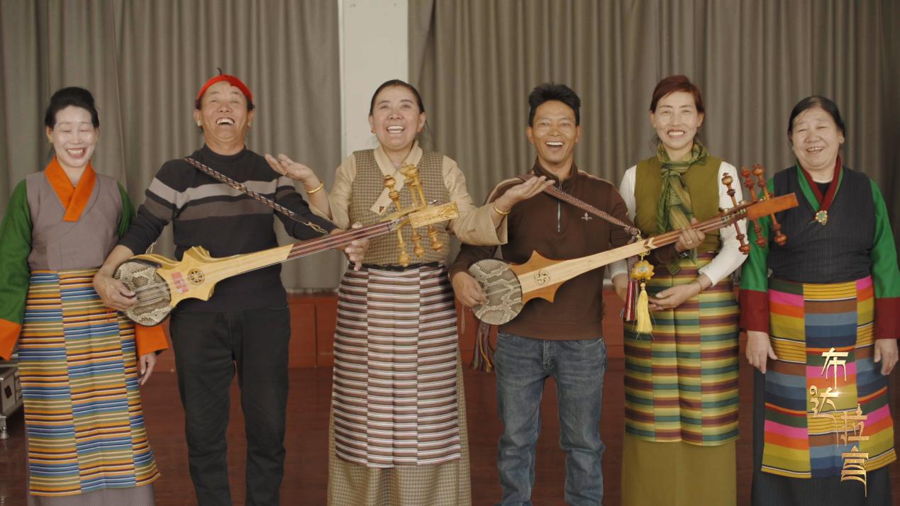 Les habitants de la communauté de Jiangluokangsa posent pour une photo dans la salle d'activités de Xigaze, dans la région autonome de Xizang, dans le sud-ouest de la Chine. /CGTN